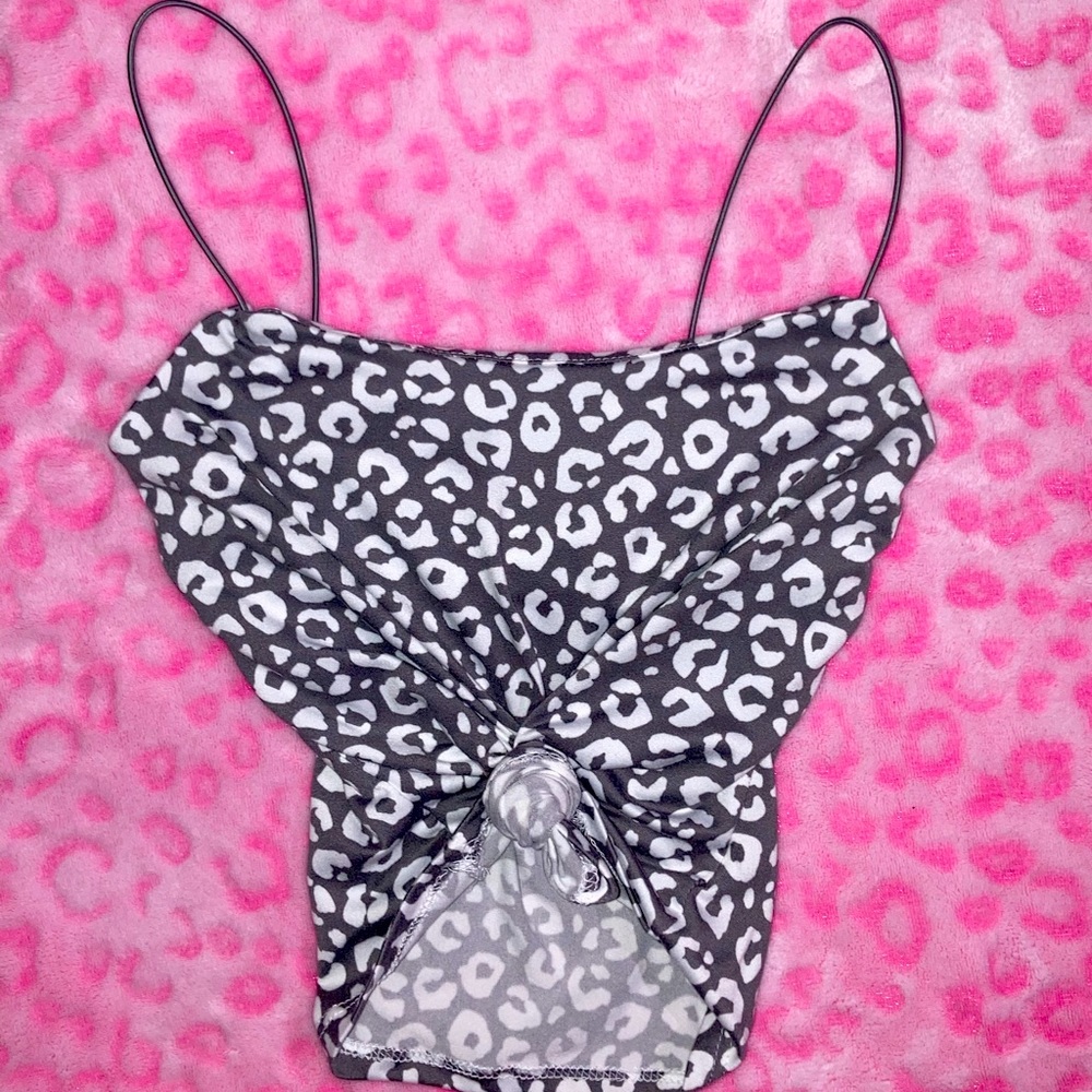 NWOT Snow Leopard Crop